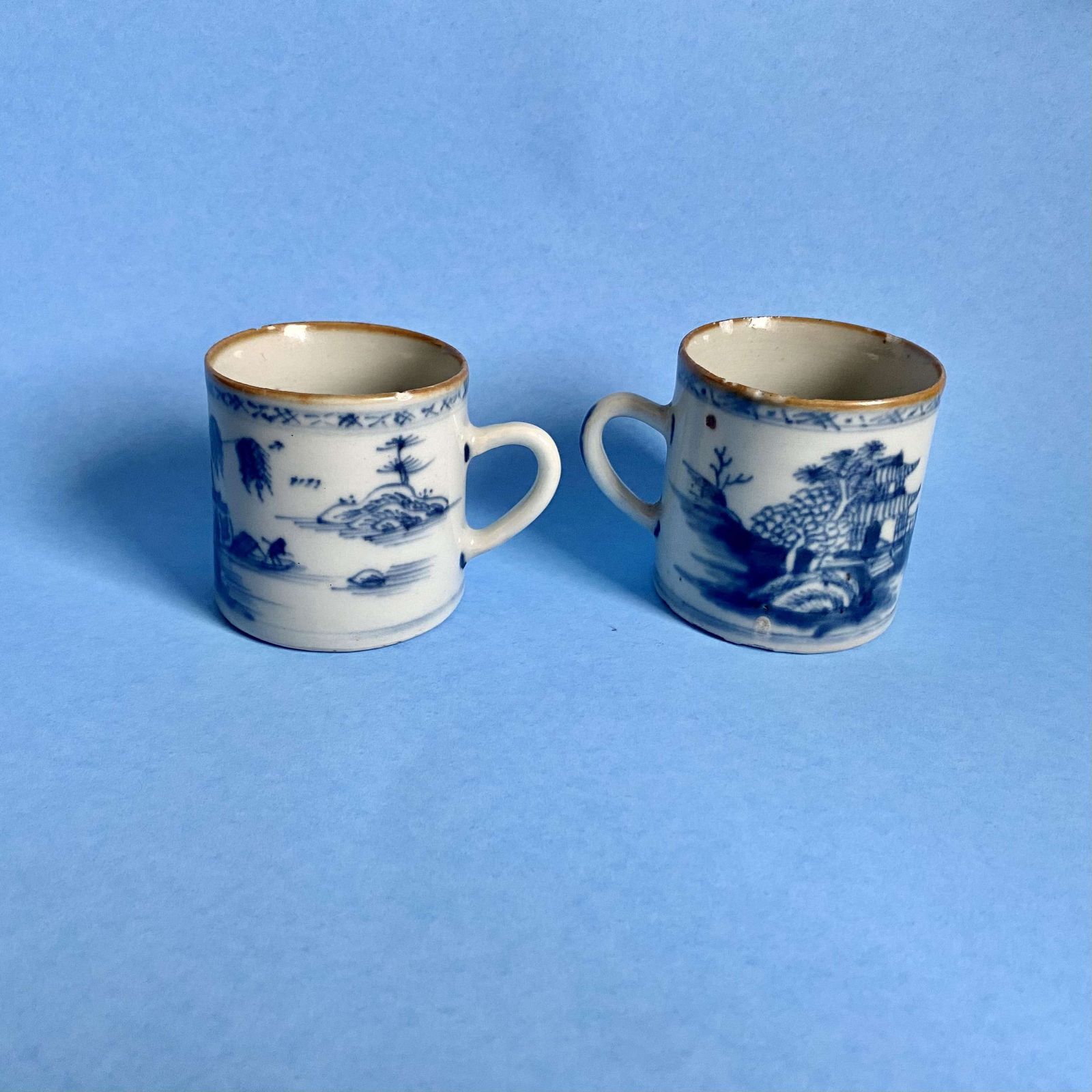 A Pair Of 18th Century Chinese Blue And White Porcelain Mugs photo 285.0