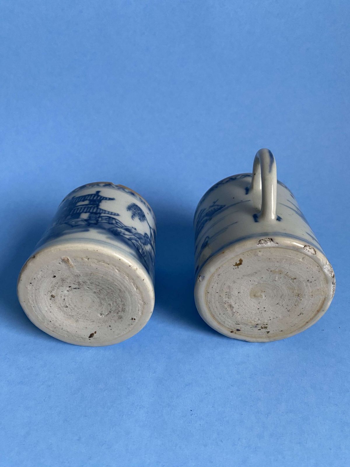 photo vinterior A Pair Of 18th Century Chinese Blue And White Porcelain Mugs