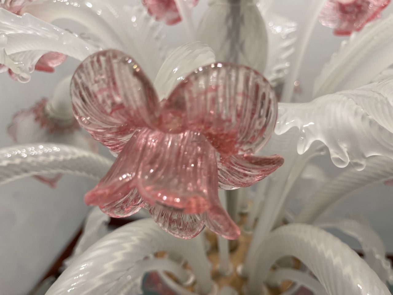 Large Venetian Murano Glass Pink And White Chandelier 1960’s photo vinterior