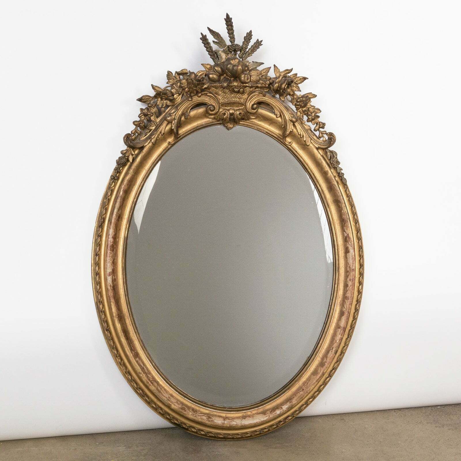 Antieke Franse Ovale Spiegels Met Bladgoud En Bekroning – 19e Eeuw photo furniture