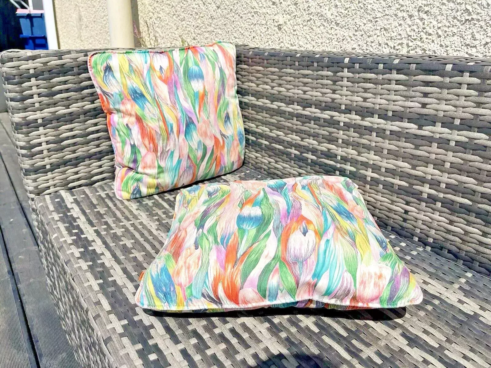 photo furniture Pair Of 2 Designer Missoni Masters Floral Tulip Colourful Cushions Rrp 170 Euros