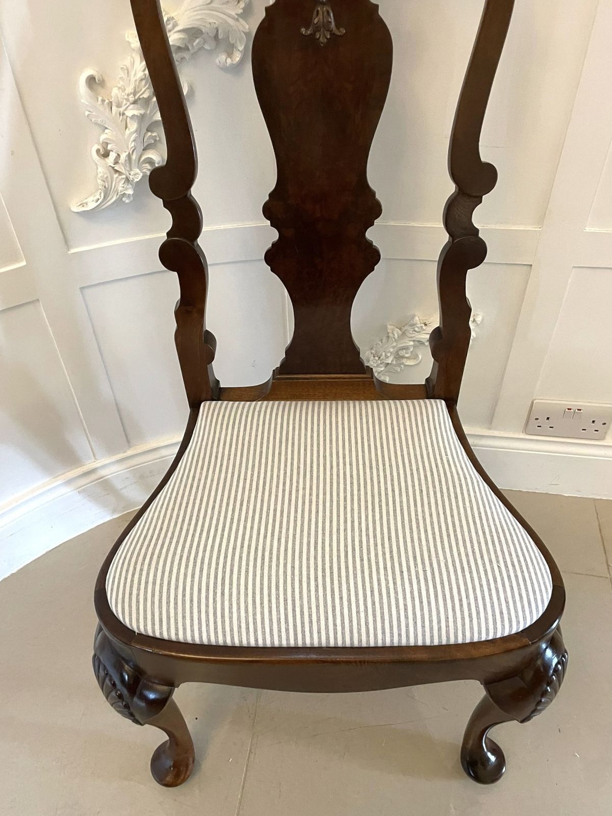 photo vintage Outstanding Quality Set Of 10 Antique 19th Century Walnut Dining Chairs