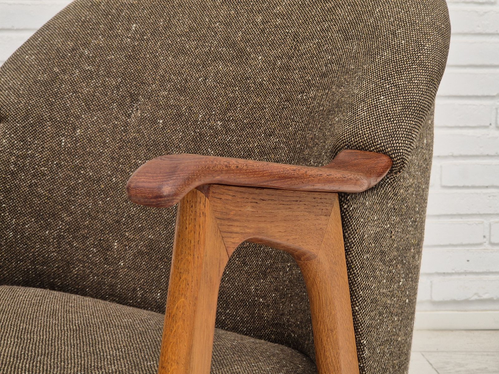 photo buy Ca. Jaren 1960, Deense Fauteuil, Meubelstof Wol/Katoen, Teakhout.