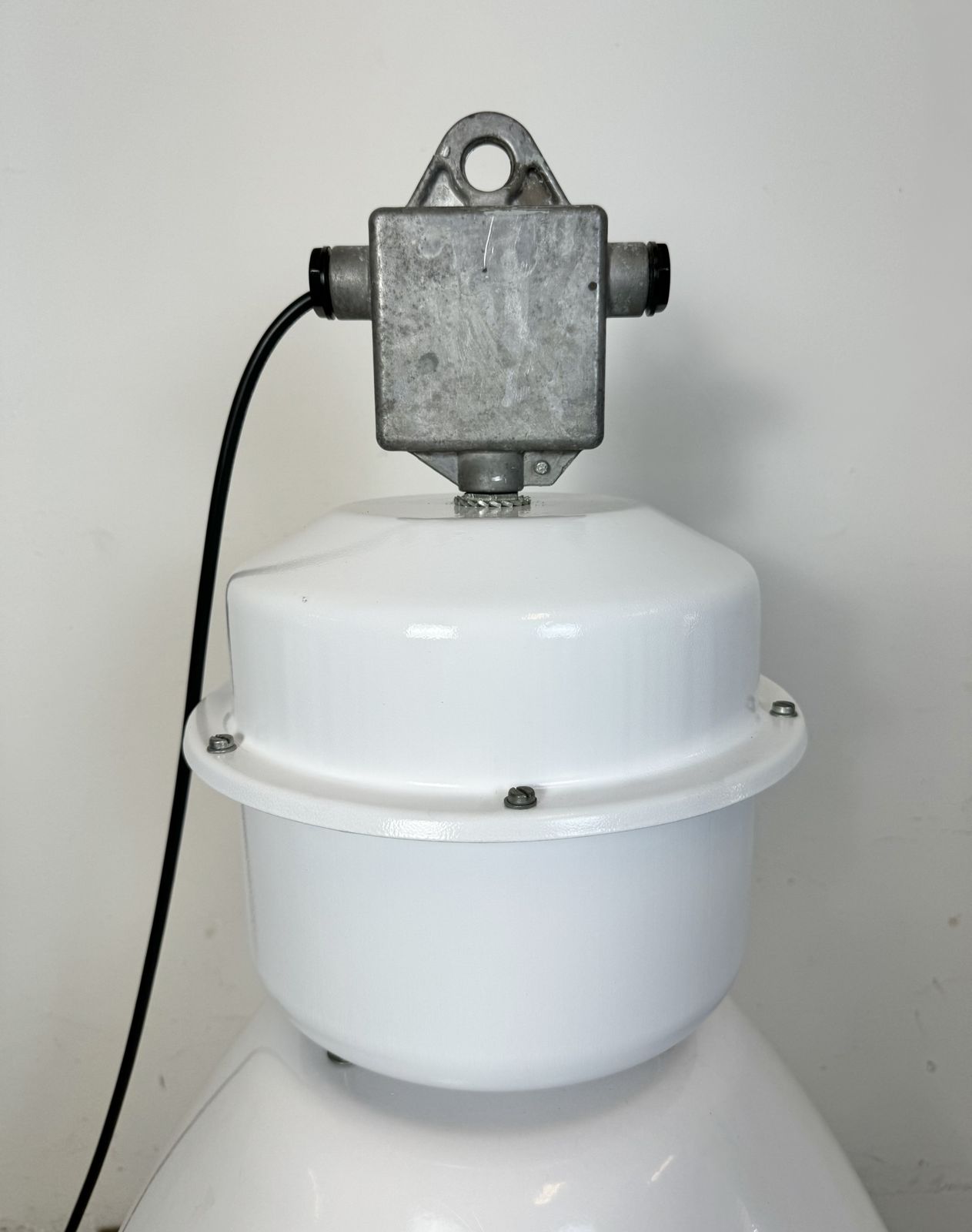 photo vintage Large White Enamel Industrial Factory Lamp With Glass Cover, 1990s, 3x