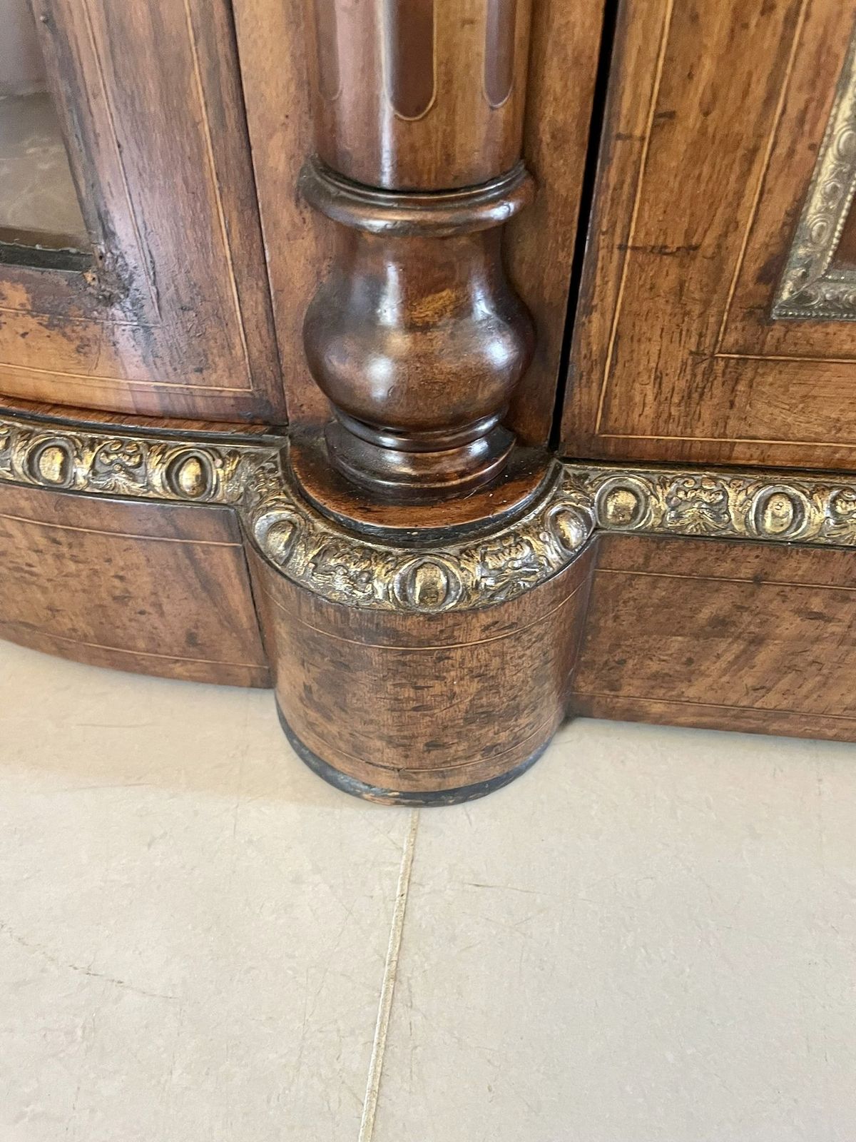 photo vintage Superb Quality Antique 19th Century Burr Walnut Inlaid Credenza