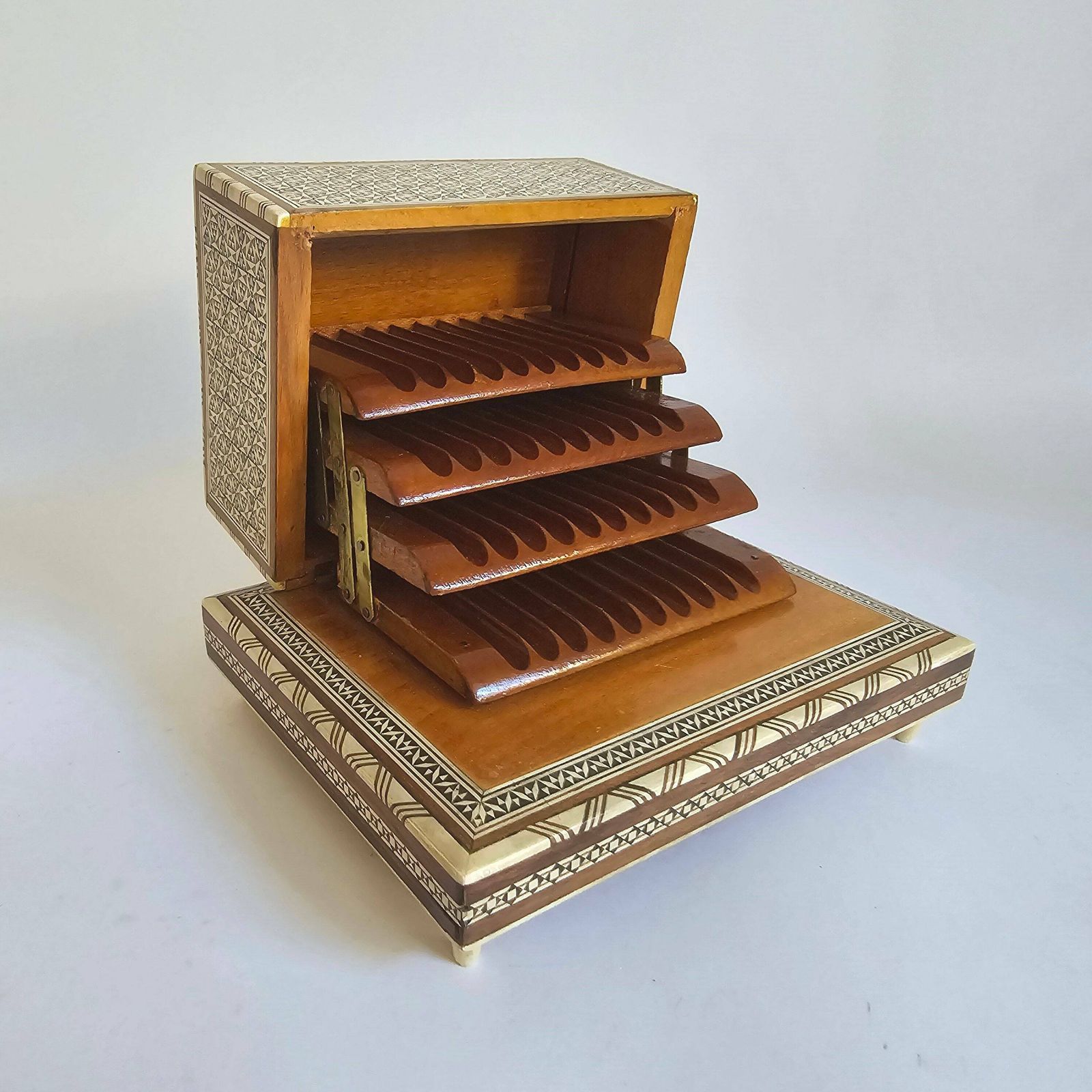 Vintage Antiek Sigarettendoosje Met Fraai Parelmoer  En Messing Inlegwerk photo furniture