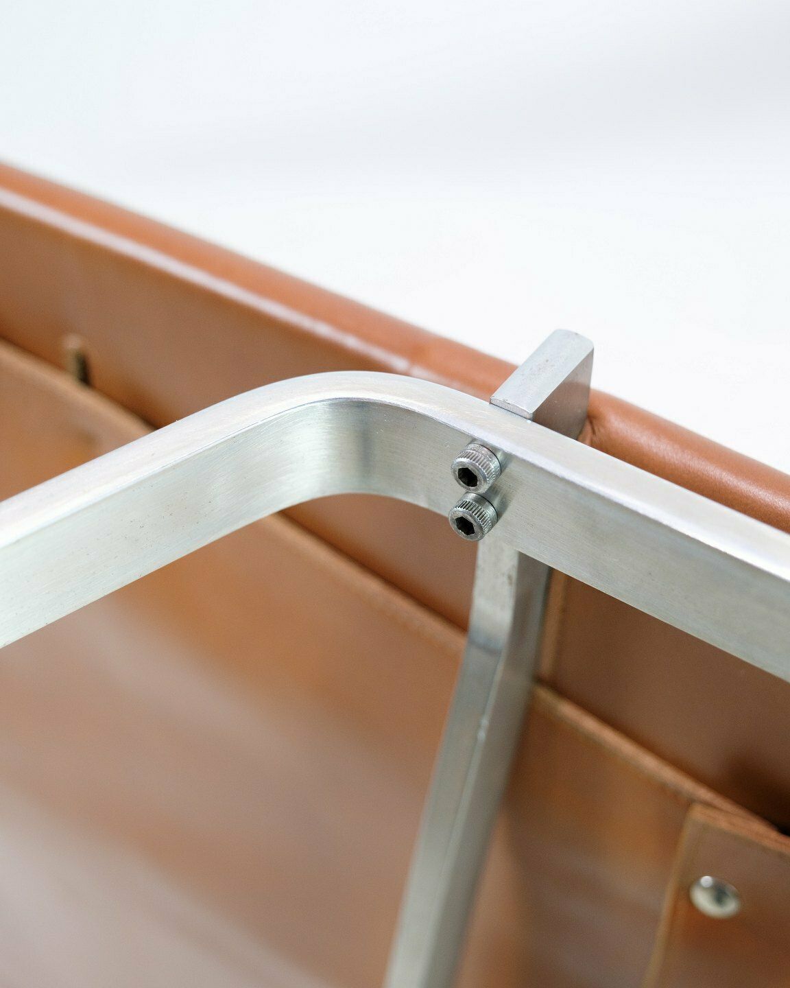 photo furniture Esay Chair Model Pk22 In Walnut Elegance Leather  By Poul Kjærholm  For  Fritz Hansen