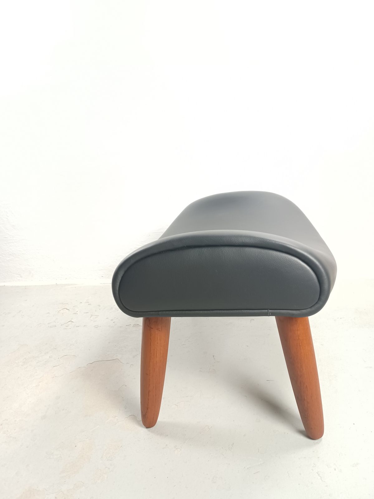 photo furniture Fully Restored Danish Ottoman In Teak Reupholstered In Black Leather, 1960s