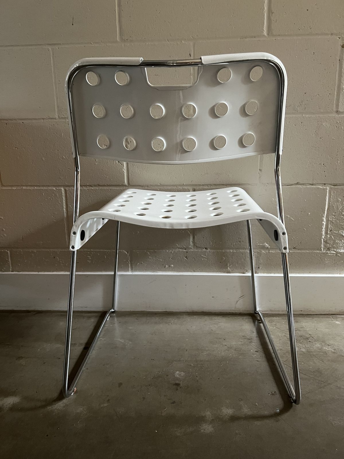 Rodney Kinsman White "Omstak" Chair For Mauro Minini, Purchased From Habitat