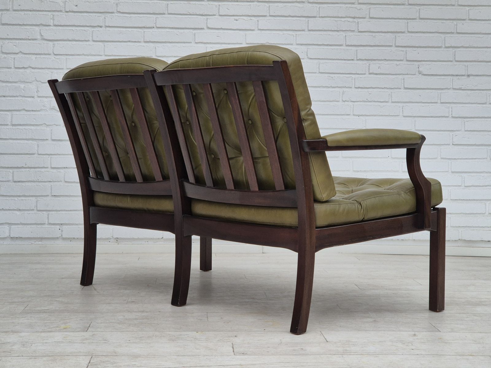 photo vintage 1970s, Scandinavian 2 Seater Sofa In Original Condition, Green Furniture Leather, Solid Teak Wood.