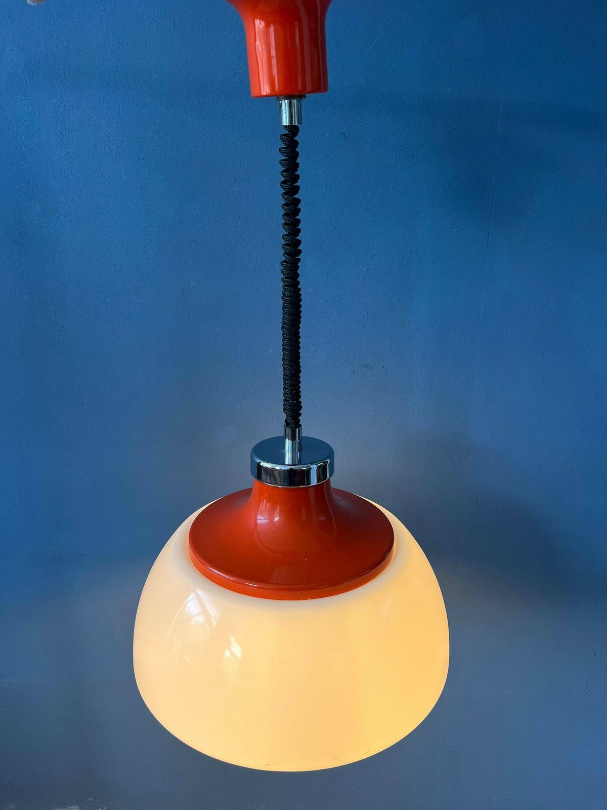 Mid Century Wit Plexiglas Space Age Hanglamp Met Rode Metalen Afdekking
