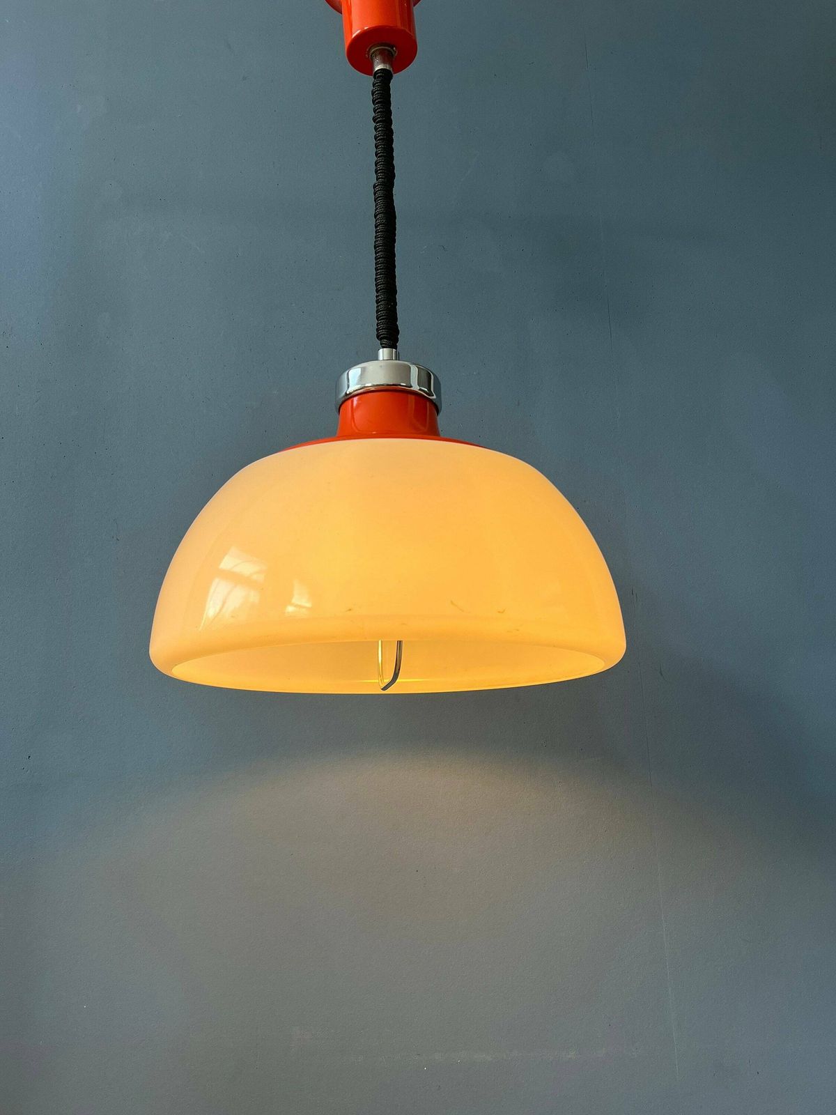 Mid Century Wit Plexiglas Space Age Hanglamp Met Rode Metalen Afdekking photo for sale