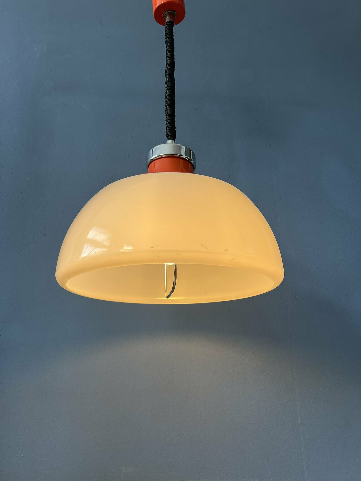 Mid Century Wit Plexiglas Space Age Hanglamp Met Rode Metalen Afdekking photo Verlichting