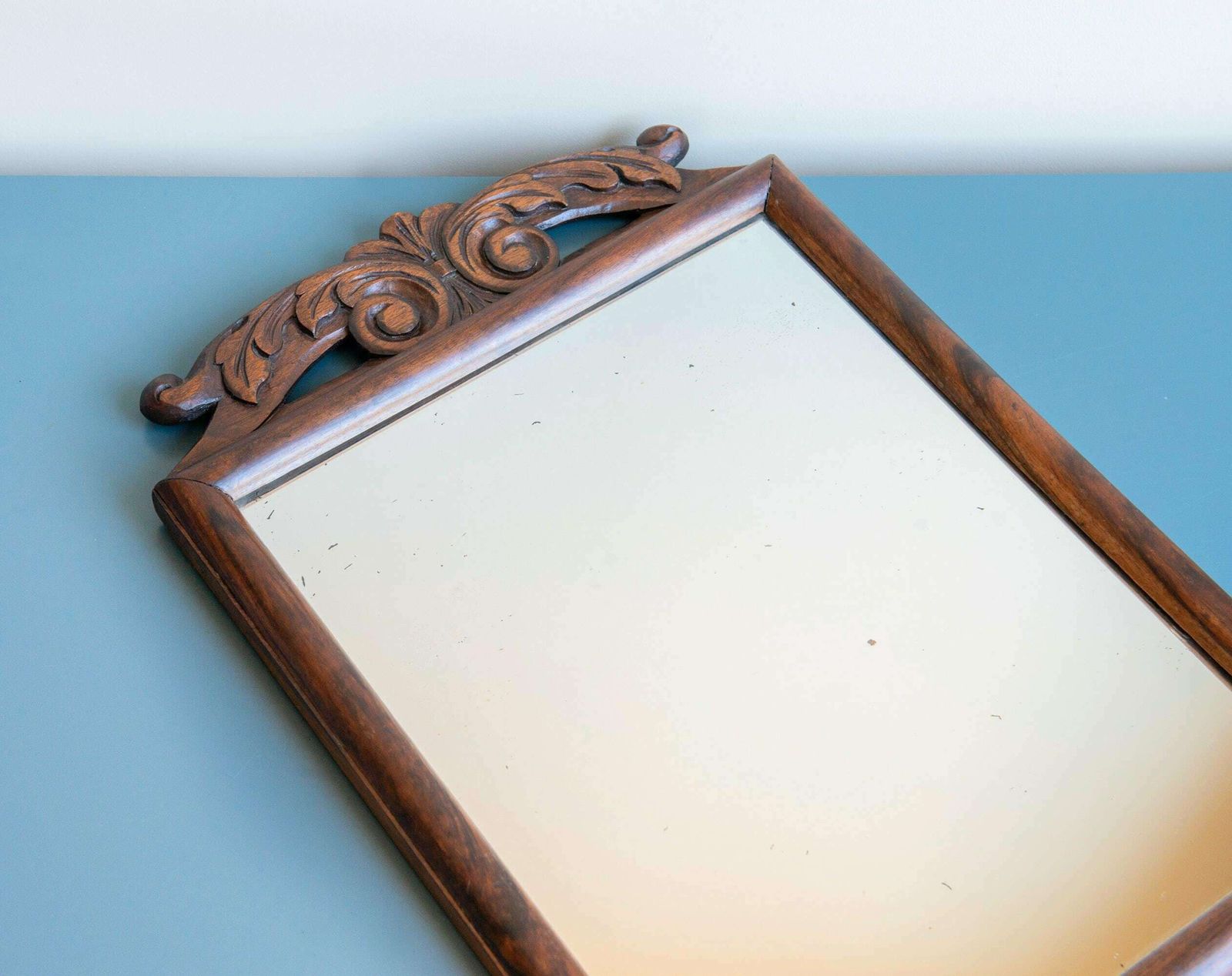photo furniture Miroir mural d'époque en chêne, cadre sculpté à la main, décor campagne, style victorien