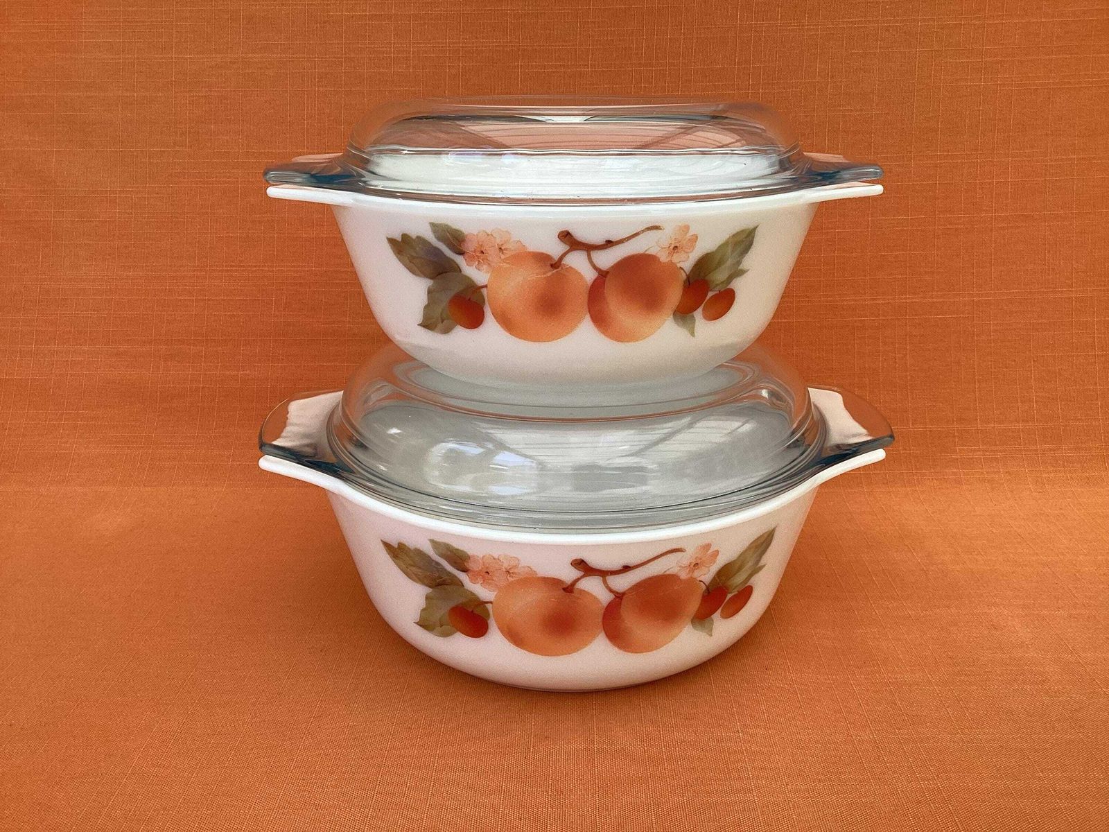 A Pair Of Pyrex Peach Pesca Casserole Dishes With Lids, Medium And Large Size, Pyrex Peach Casserole Dishes, Set Of 2 Pyrex Serving Dishes photo for sale