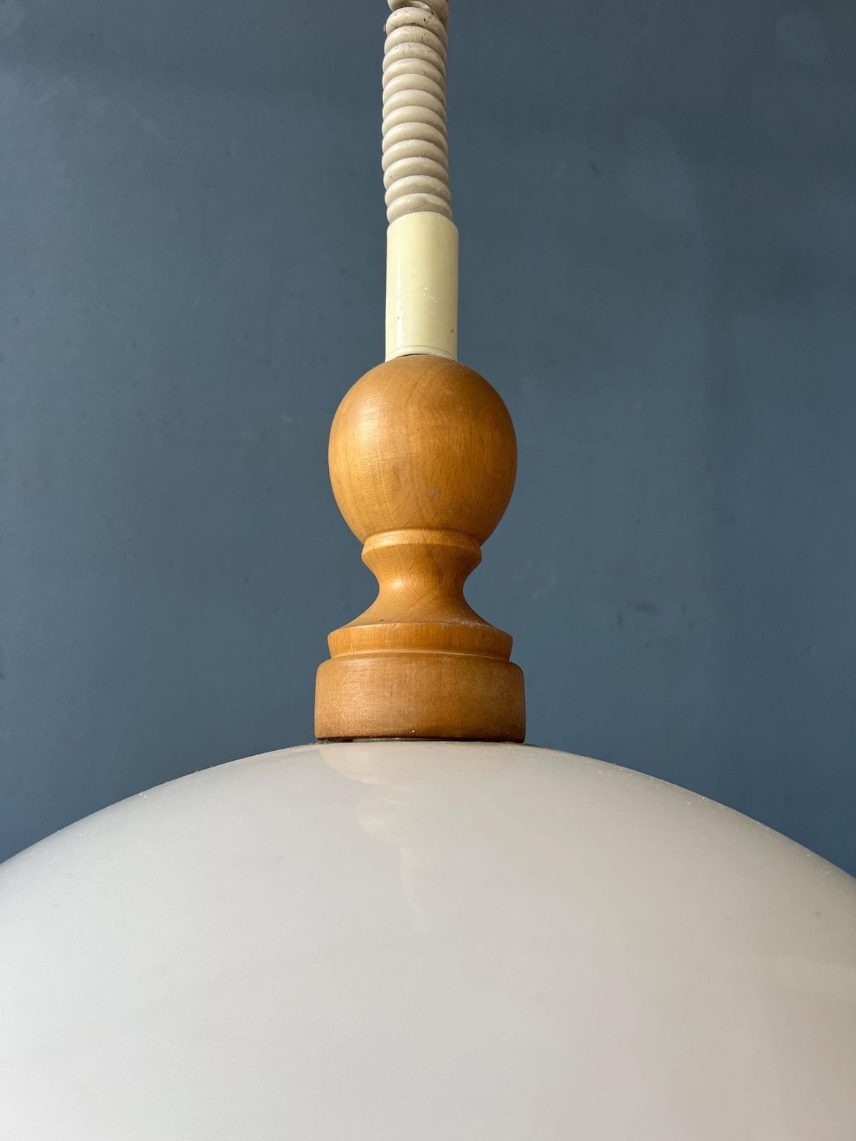 Witte Steinhauer Hanglamp Van Plexiglas Met Houten Elementen photo vintage