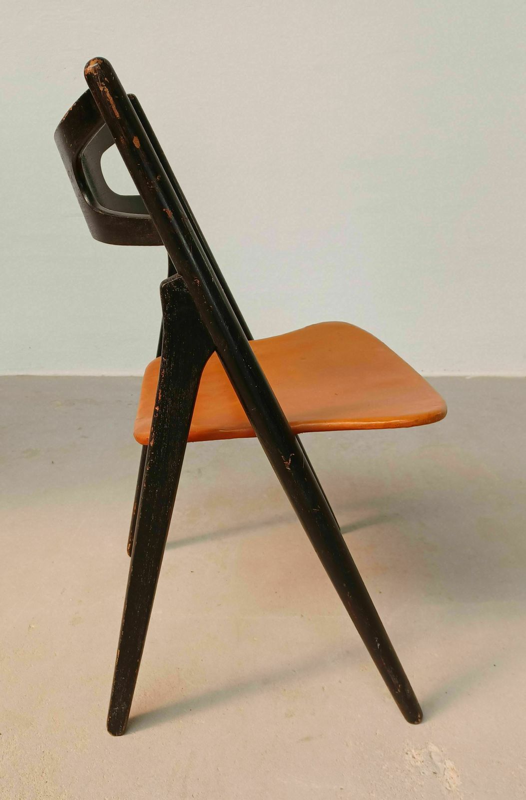 photo vinterior Patinated Hans Wegner Sawbuck Chair With Original Leather 1950s