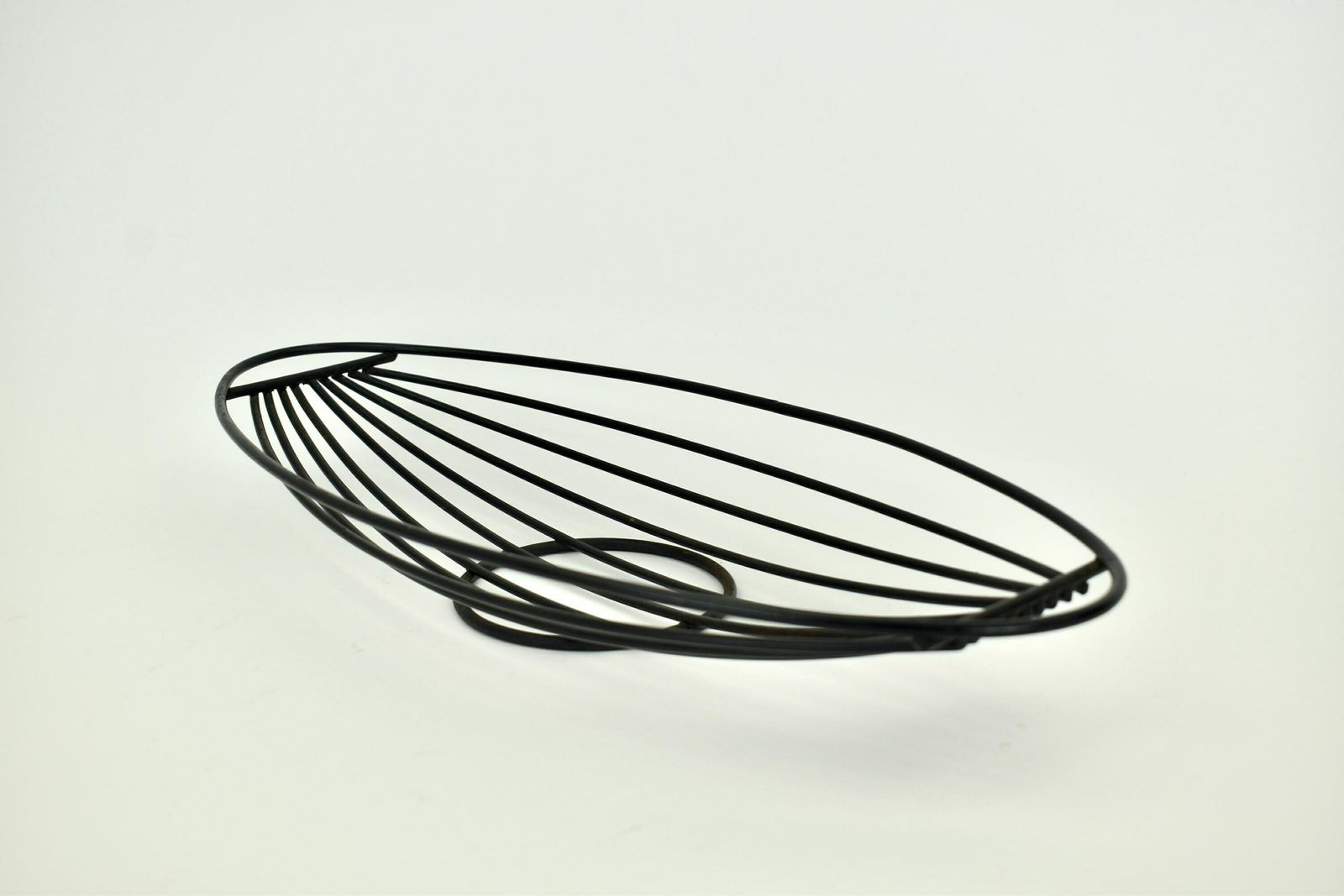 photo furniture Metalen Draadfruitschaal Jaren 1950 | Vintage Pilastro Stijl Mid Century Modern Keukenopberger | Minimalistisch Modernistisch Design Mcm Mategot Midmod