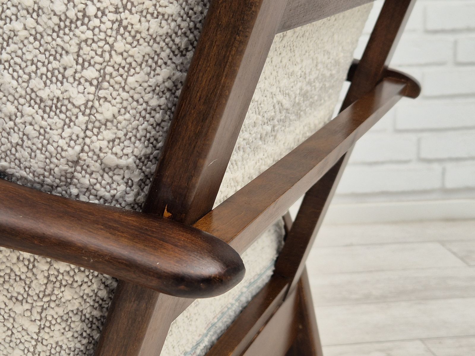 photo vinterior Jaren 1960, Deense Fauteuil, Nagezien En Opgeknapt Met Hoogwaardig Wit/Grijs Meubelstof, Beukenhout.