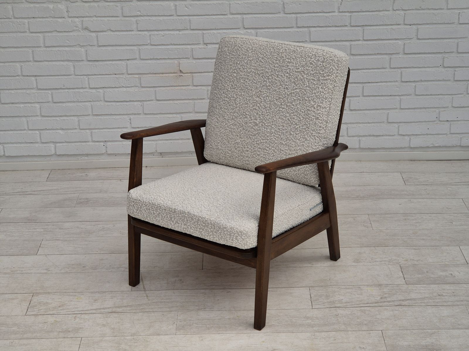 photo buy Jaren 1960, Deense Fauteuil, Nagezien En Opgeknapt Met Hoogwaardig Wit/Grijs Meubelstof, Beukenhout.