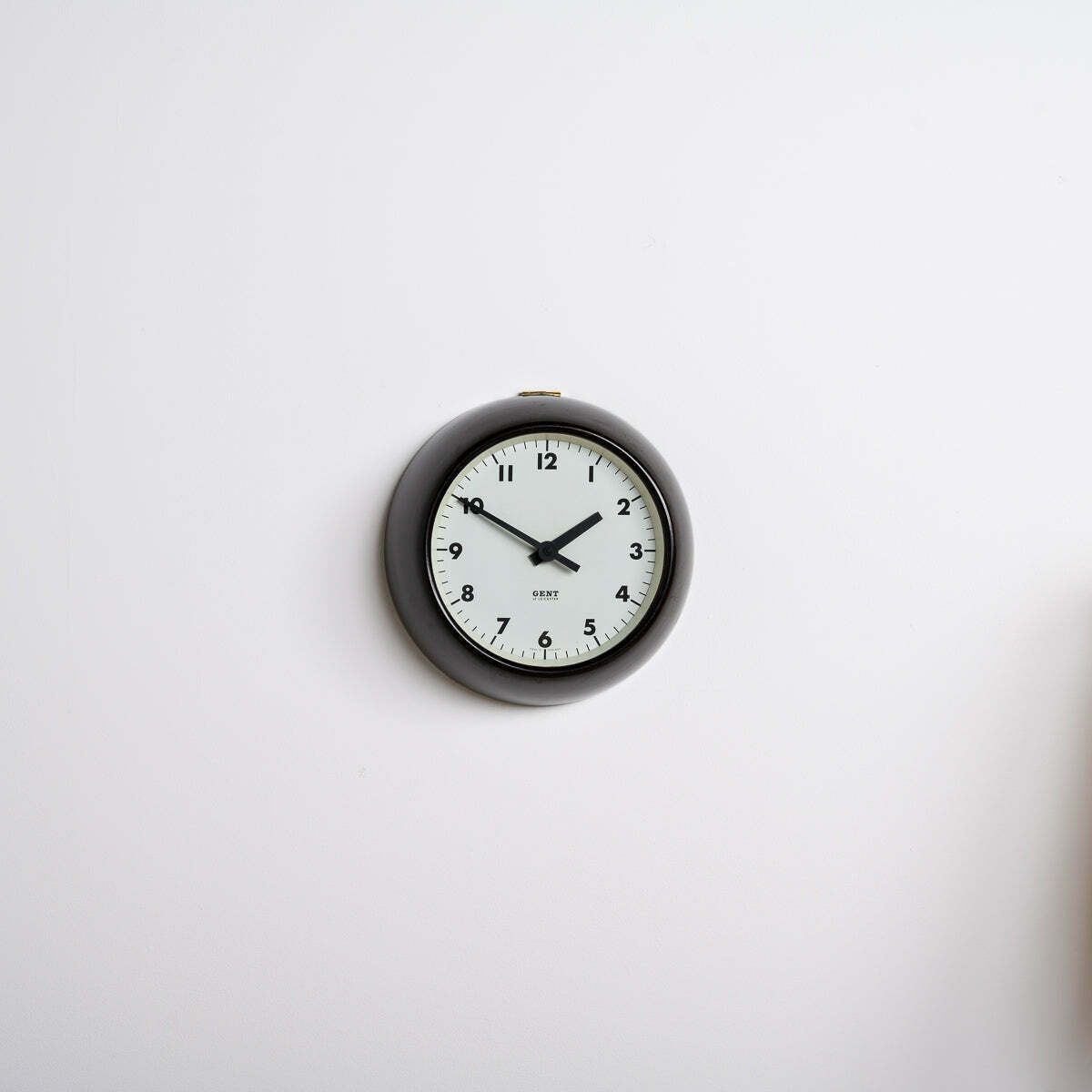 photo furniture Rare Extra Small Vintage Bakelite Wall Clock By Gent Of Leicester   Ig221303e