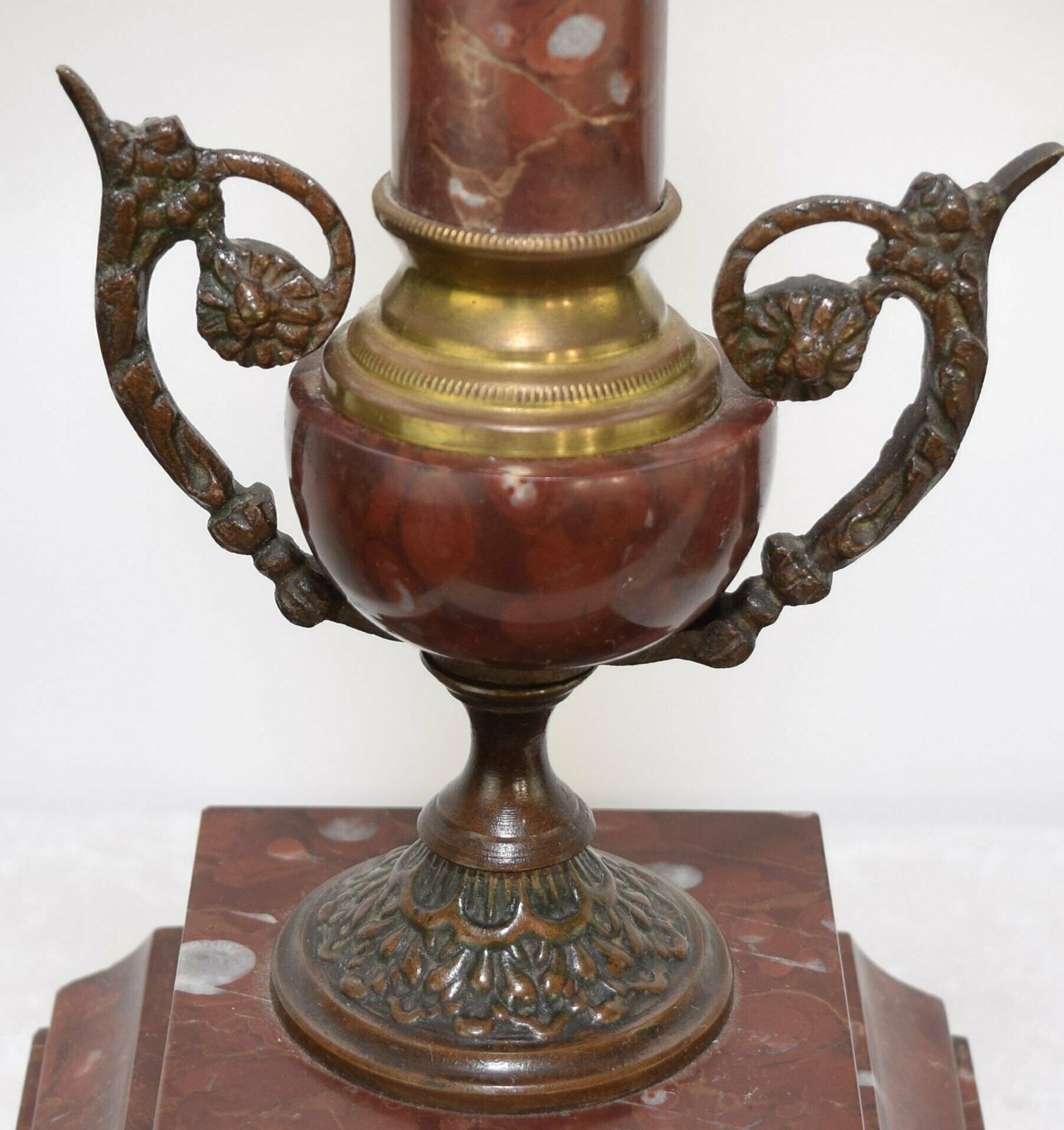 photo vinterior 19th Century French Rouge Marble Mantel Clock With Candelabra Garnitures