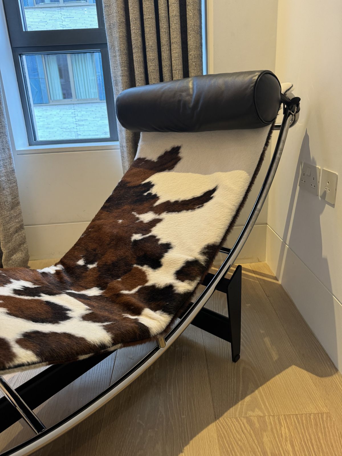 4 Chaise Longue  Le Corbusier, Pierre Jeanneret, Charlotte Perriand photo furniture