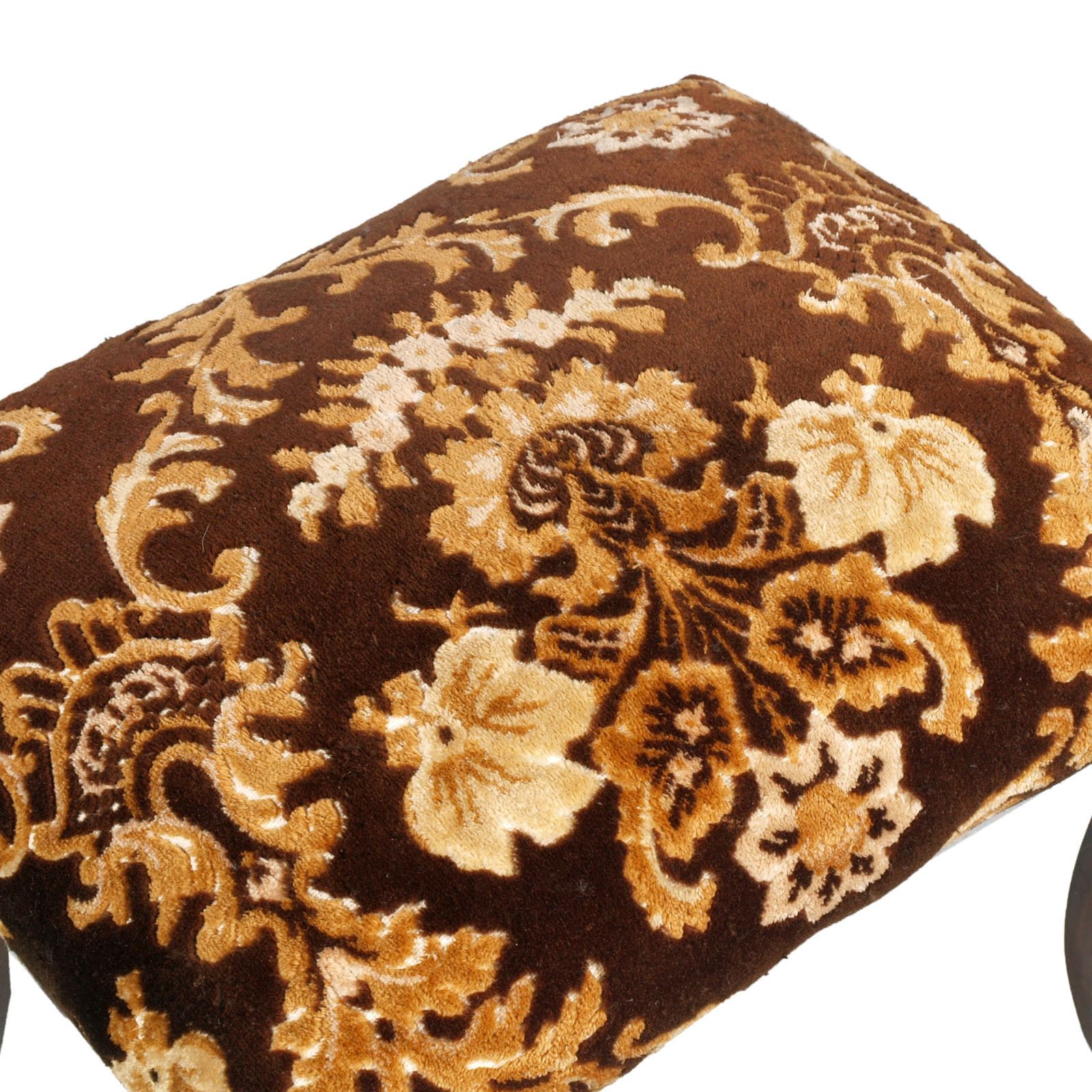 photo vintage Art Nouveau Venetian Bedroom Chairs With Footrest With Precious Damask Upholstery, Hand Carved Walnut