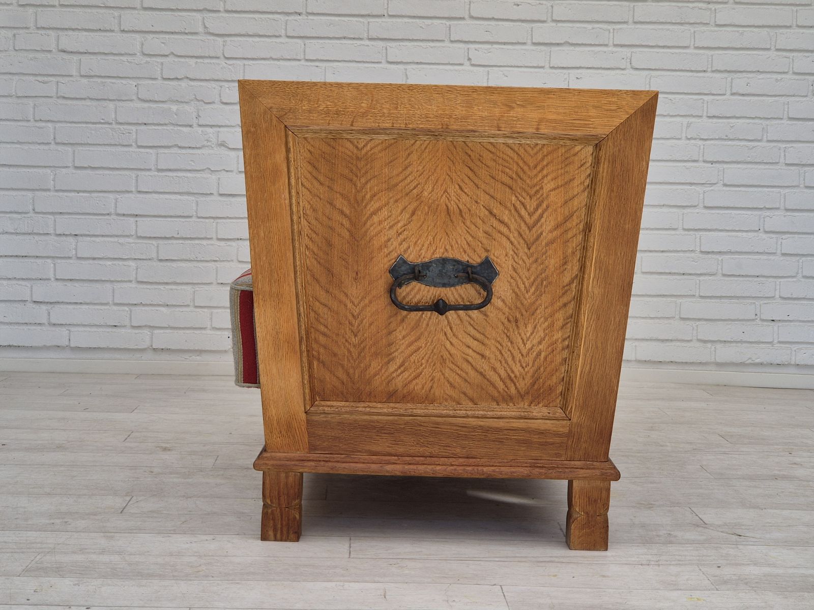 photo vintage 1960s, Danish 2 Seater Sofa, Furniture Wool, Oak Wood, Orginal Condition.