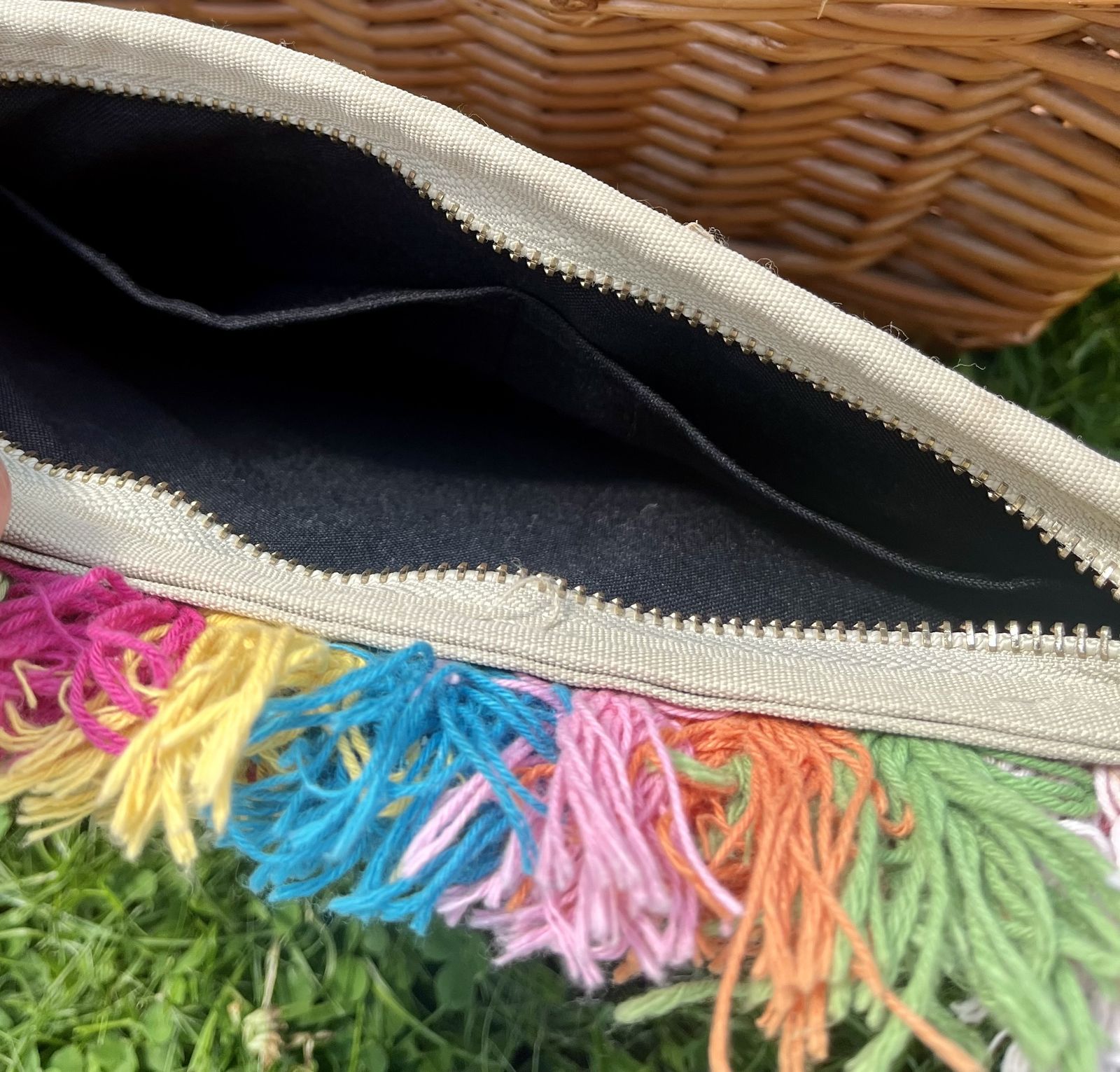photo vinterior A Collection Of Vintage Handwoven Wicker, Straw Bags And Baskets Available Individually