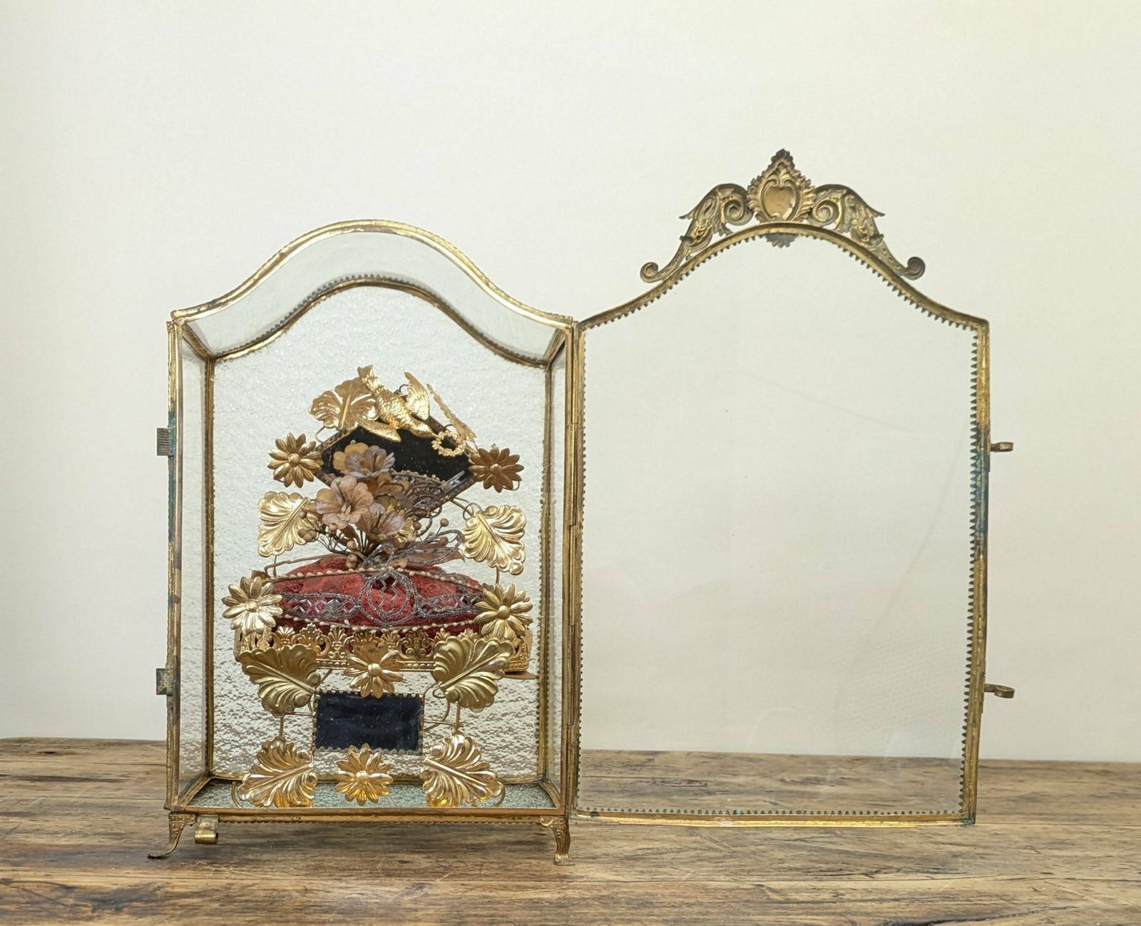 photo furniture Antique French Marriage Display, French Brides Wedding Tiara Brass And Glass Stand, Old Marriage Globe, 19th Century Arched Display