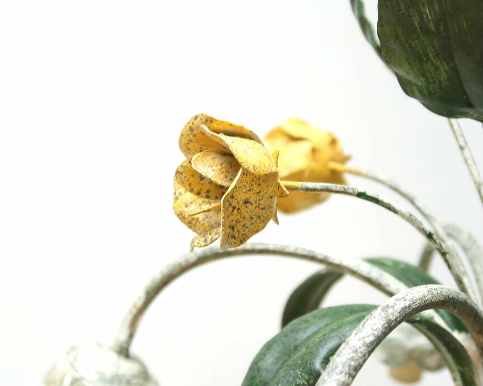 Hanglamp Met Bloemmotief, Gele Bloemen En Groene Bladeren, Jaren 1990 / Kroonluchter, Lamp, Natuur photo for sale