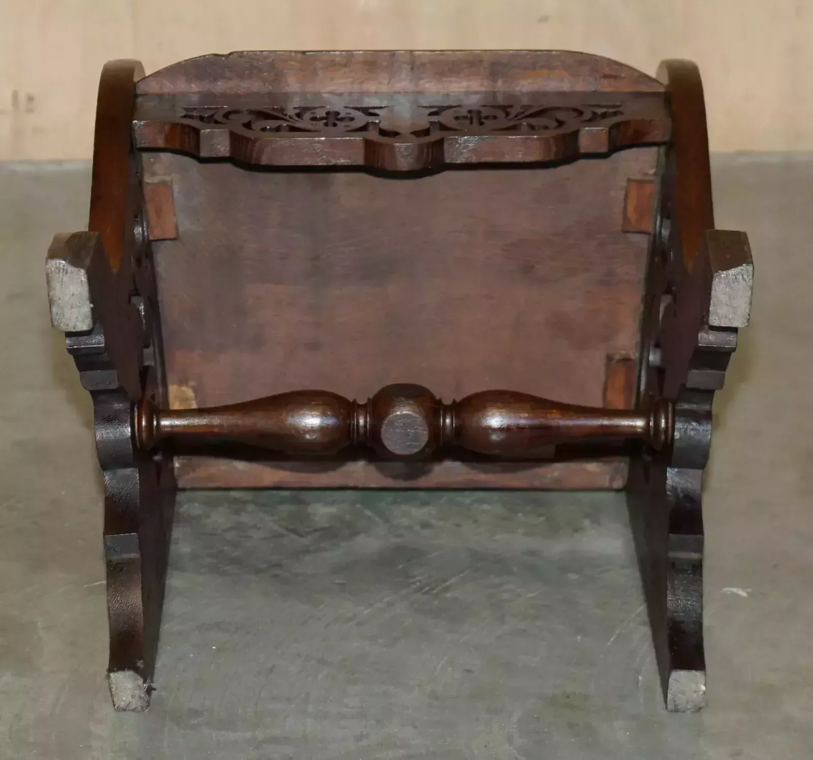 photo vinterior Pair Of Antique Victorian English Hand Carved Hall Chairs With Rotating Handles