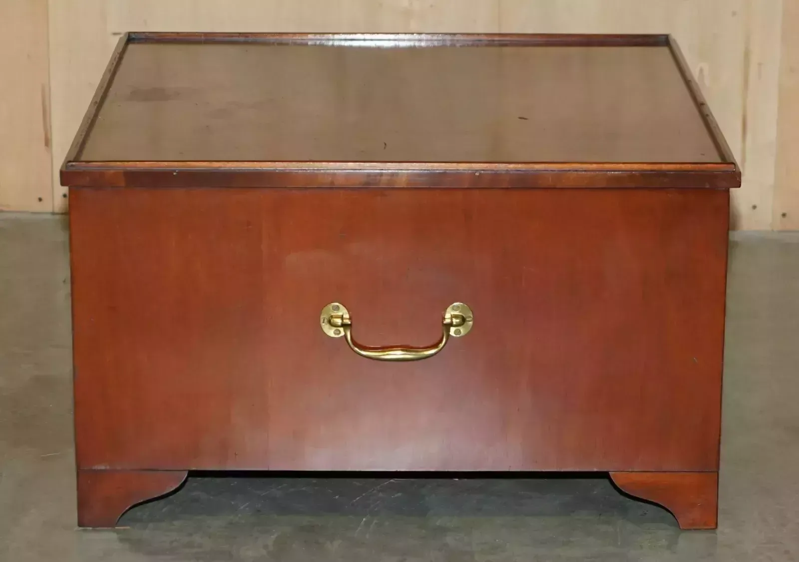 photo vintage Antique Victorian 1880 Flamed Mahogany Military Campaign Coffee Table Drawers