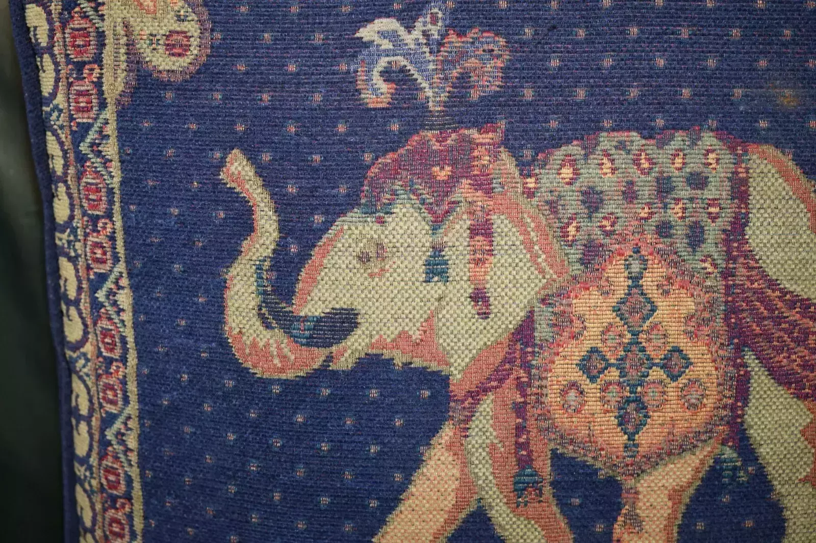 Suite Of Four Large 59cm Embroidered Elephant Sofa & Armchairs Cushions Pillows photo Textiles