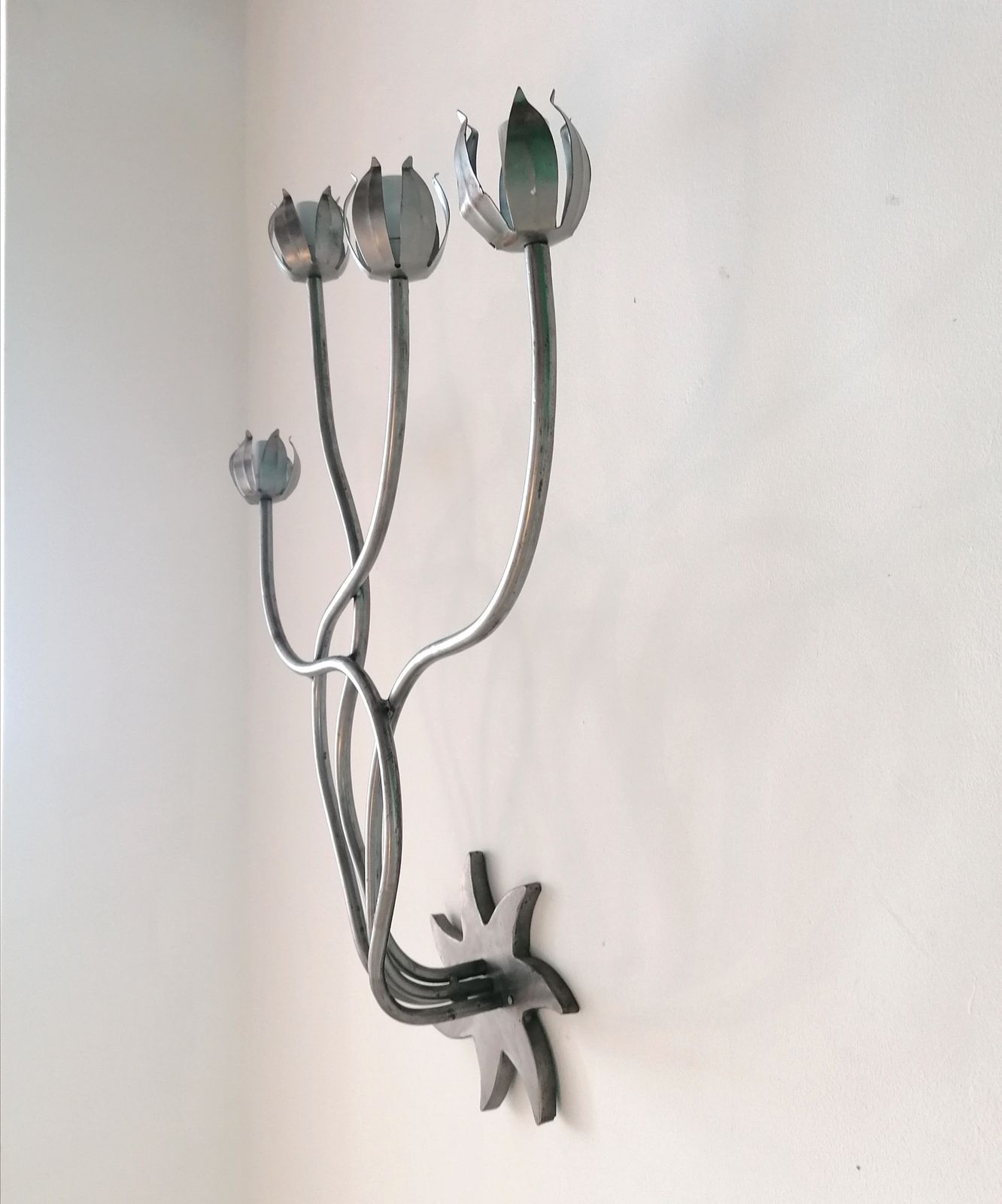 Postmodern Sculptural Star / Flower Wiggle Steel Wall Light, Artist Made, No Labels, USA, C1980s. Newly Rewired. photo vinterior
