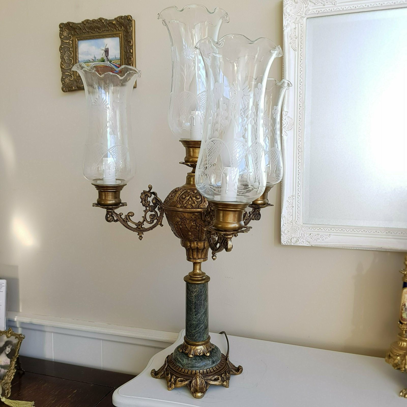 Tafellamp | Massief Brons En Groen Marmer | Hoge Lamp Met Corinthische Zuil photo Verlichting