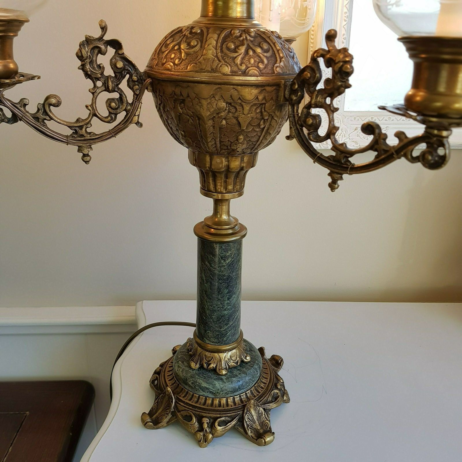 Tafellamp | Massief Brons En Groen Marmer | Hoge Lamp Met Corinthische Zuil photo vinterior