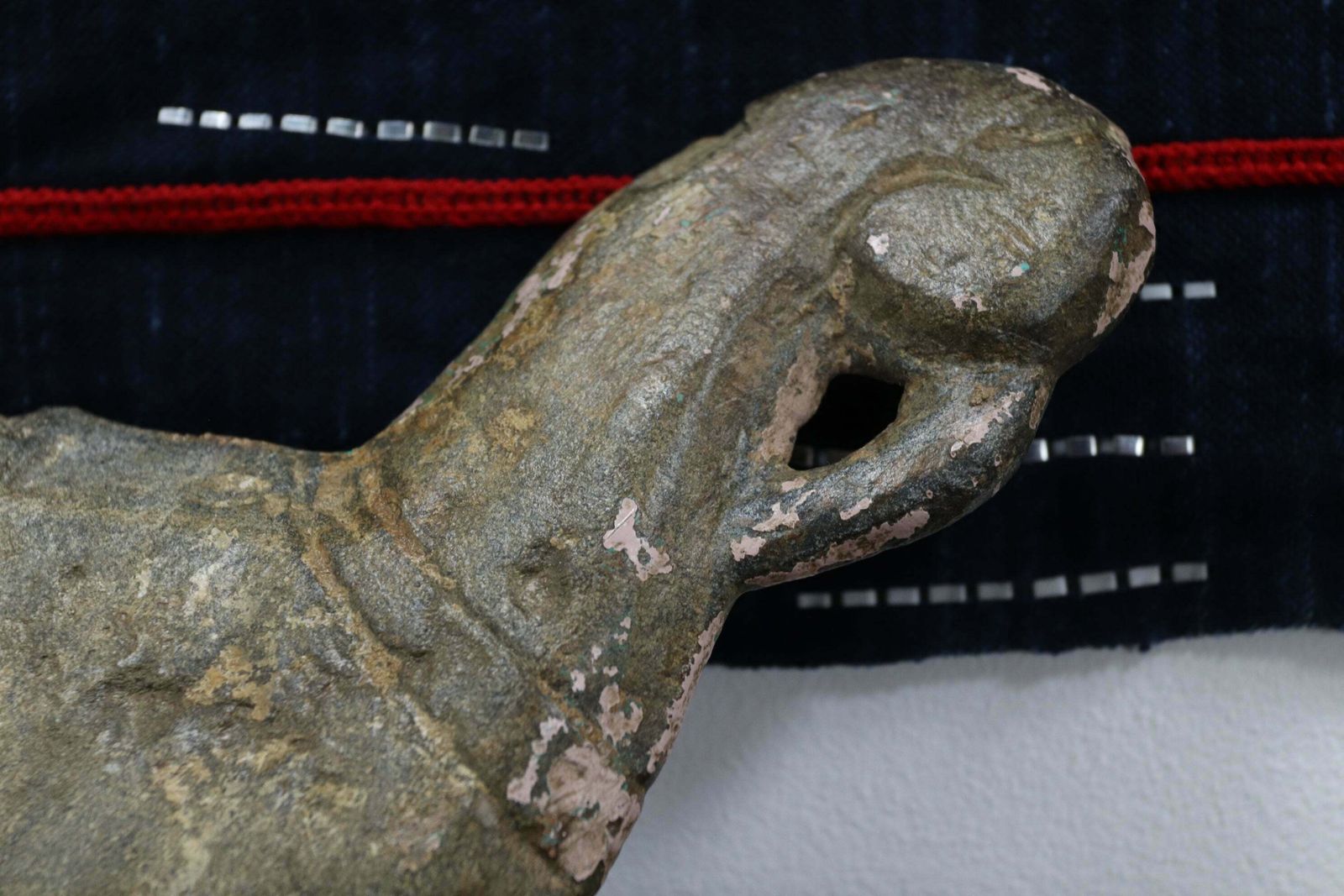 Indian Stone Peacock Turban Hanger  Dungapur 18th Century (3) photo for sale