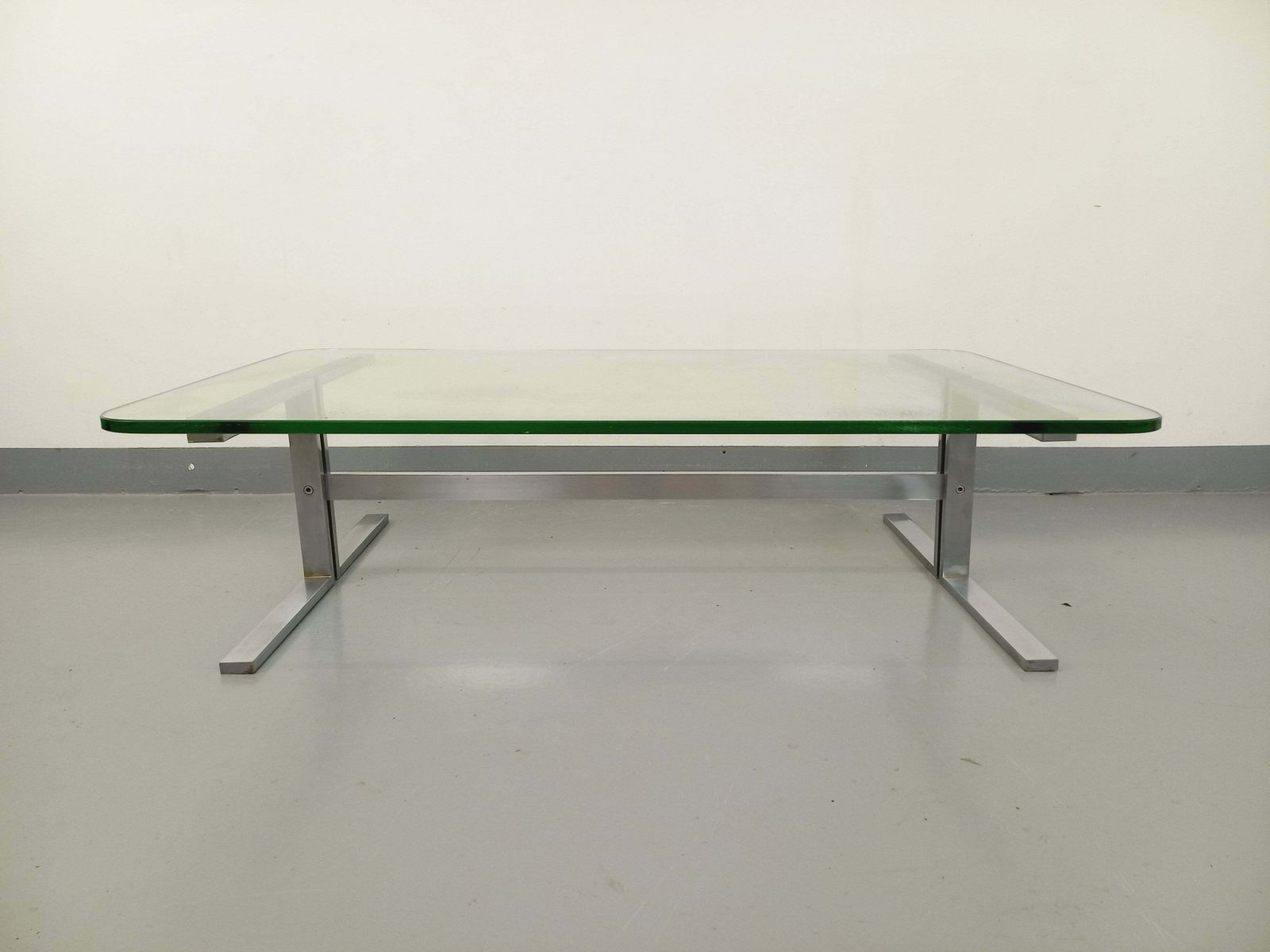 Table basse rectangulaire en aluminium moulé et verre transparent photo vinterior