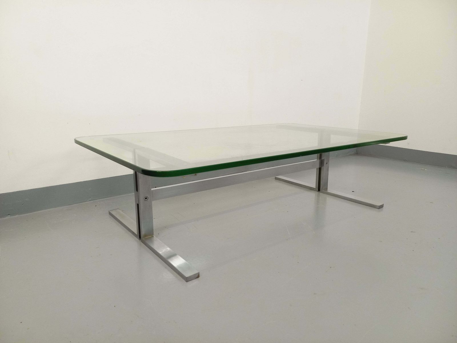 Table basse rectangulaire en aluminium moulé et verre transparent photo buy