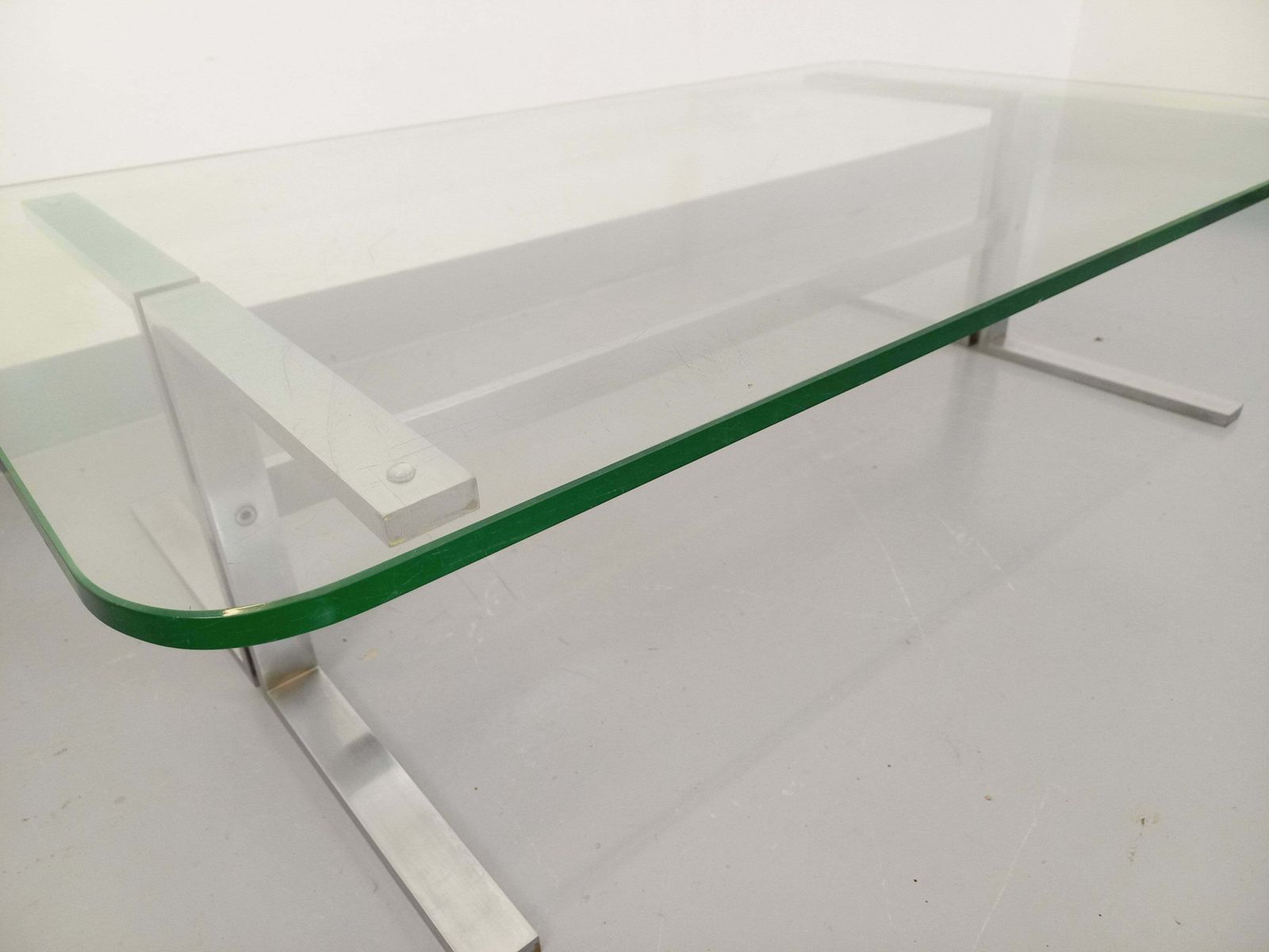 photo furniture Table basse rectangulaire en aluminium moulé et verre transparent