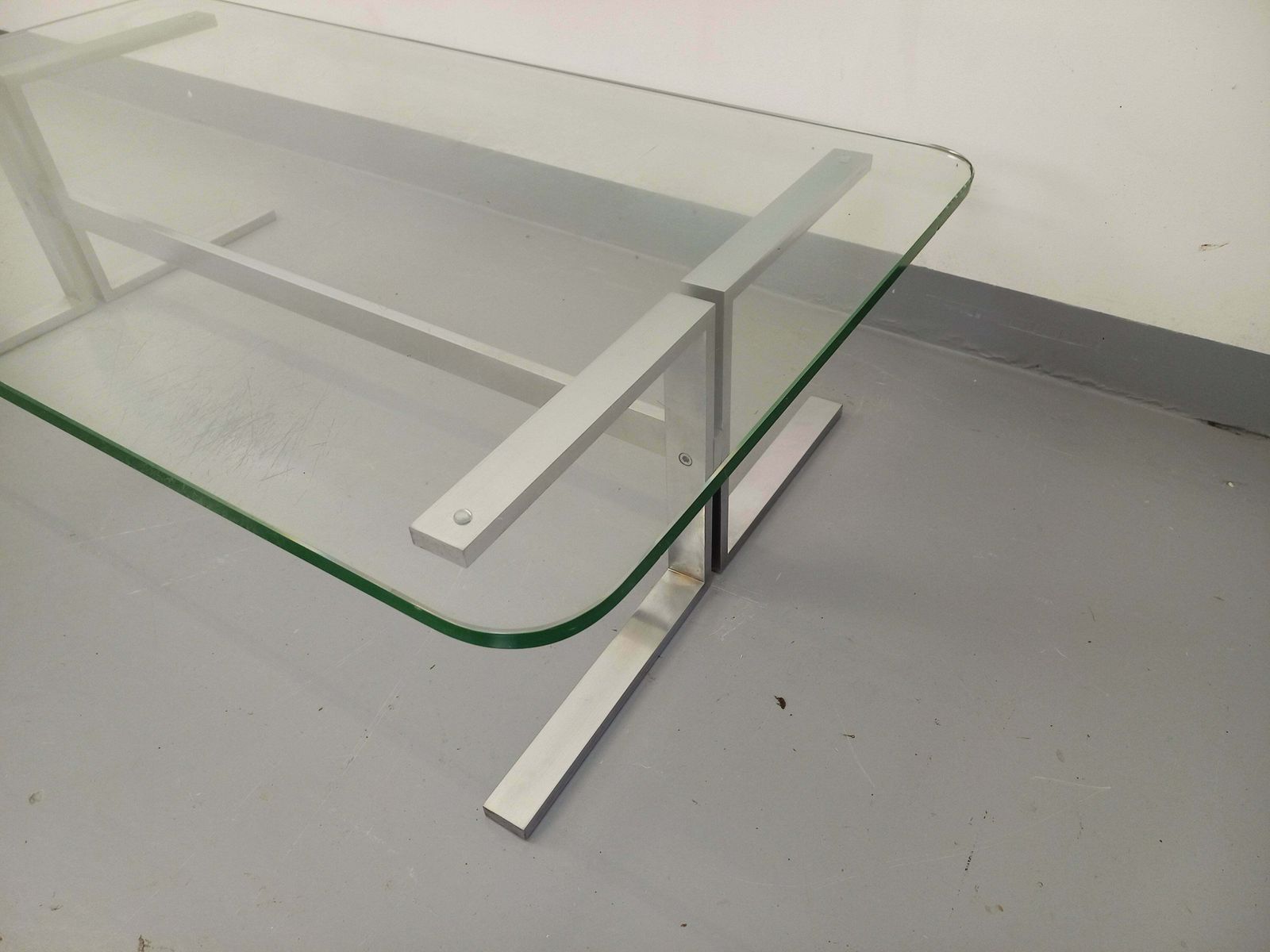 766.0 Table basse rectangulaire en aluminium moulé et verre transparent photo