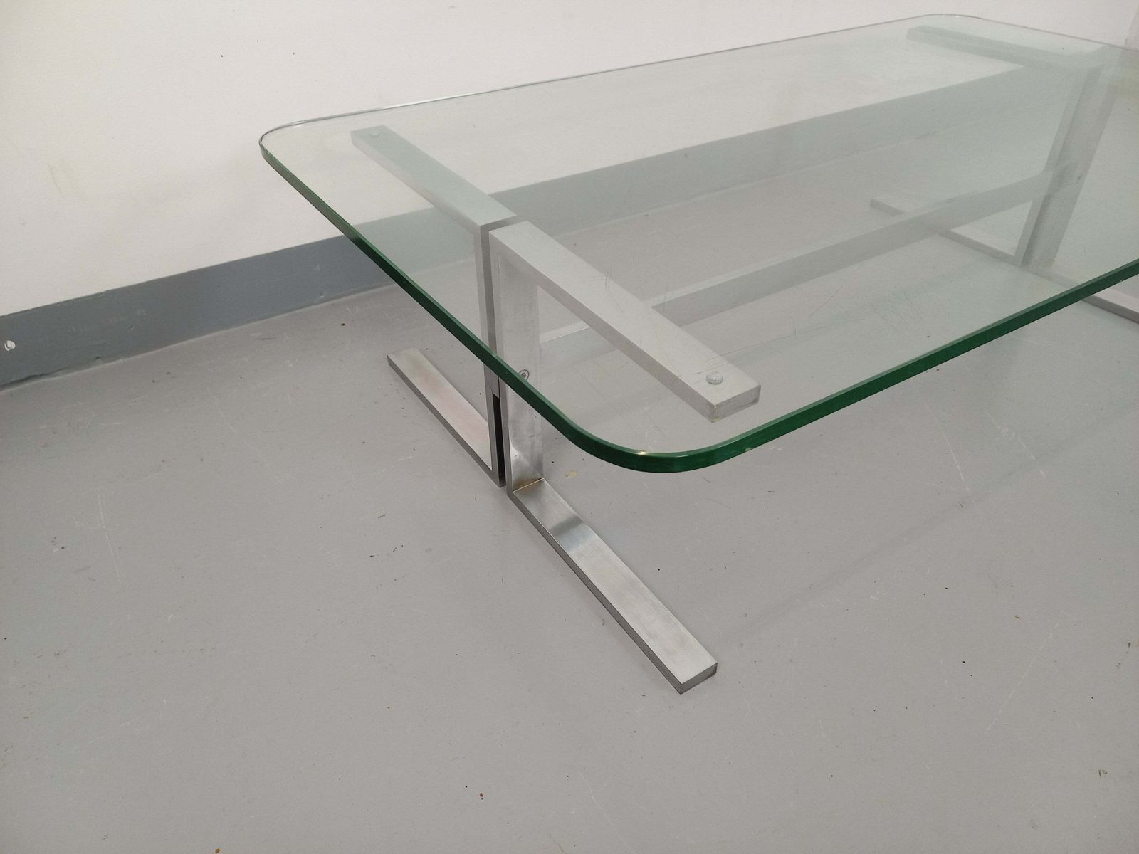 photo vintage Table basse rectangulaire en aluminium moulé et verre transparent