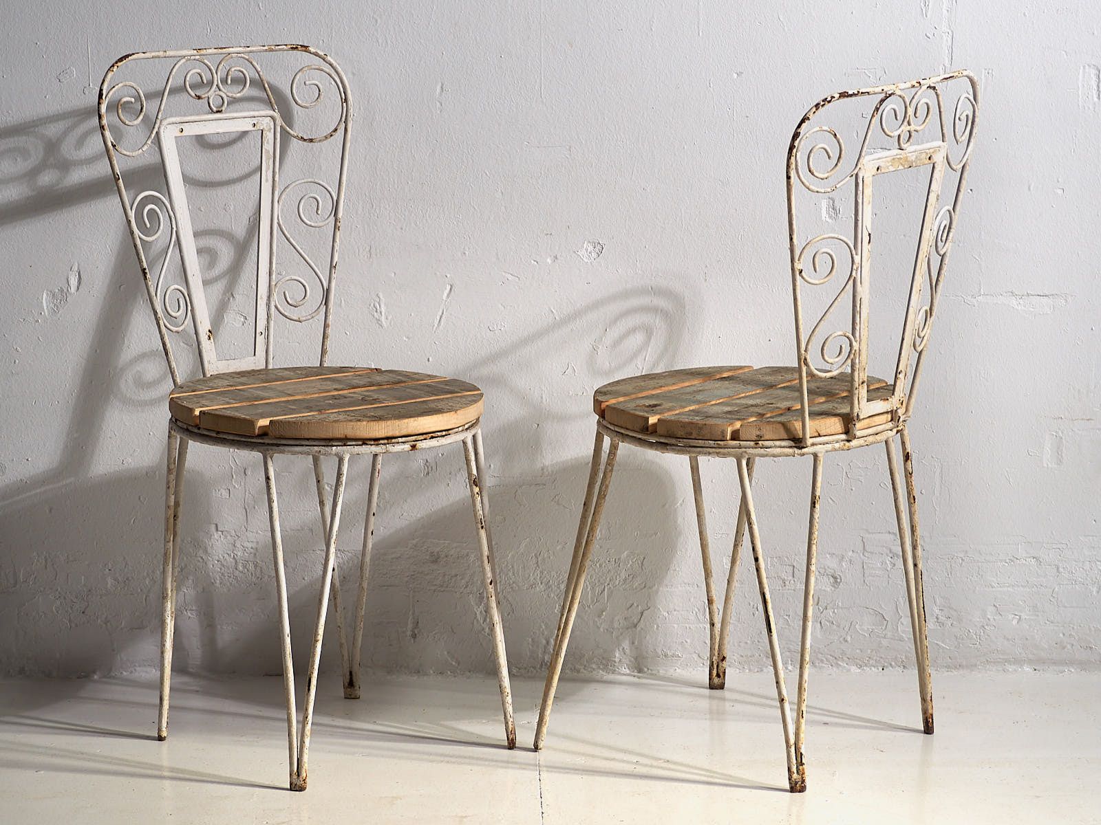 597.0 Antique Outdoor Chairs In White (C.1920). Set Of 4 Pieces photo
