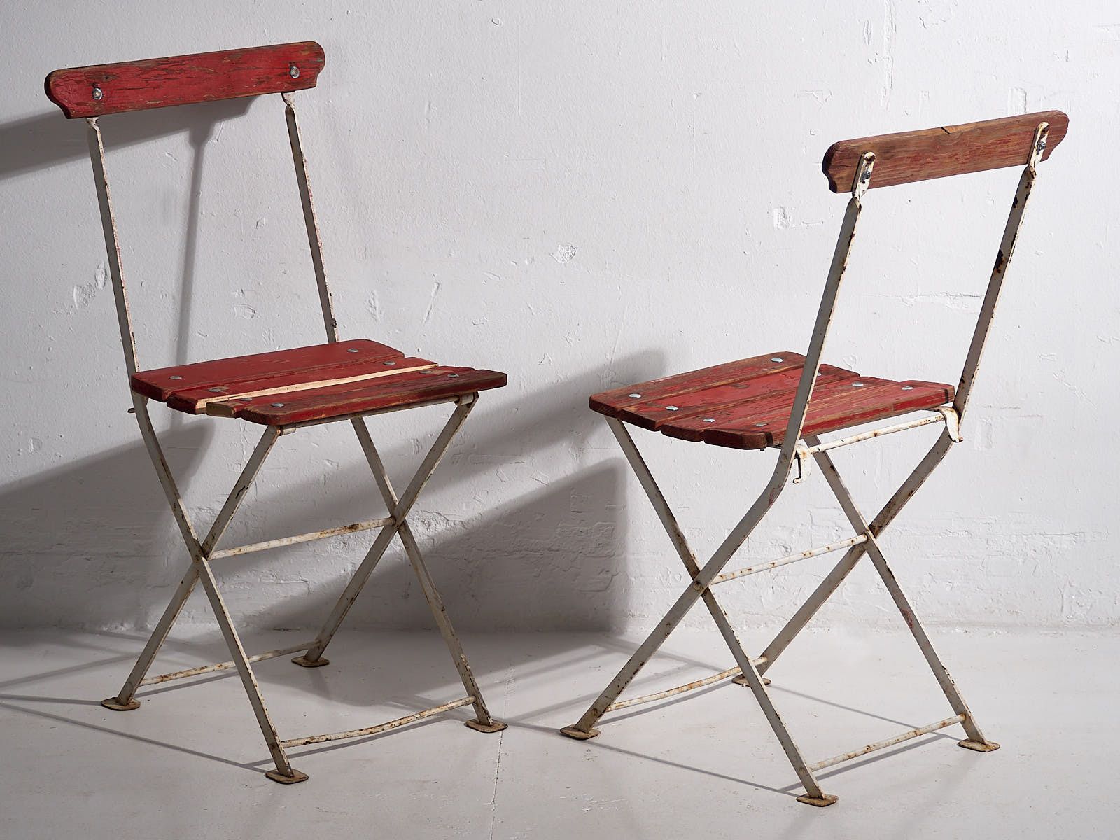 photo vinterior Antique Red Garden Folding Chairs (C.1920). Set Of 4 Pieces