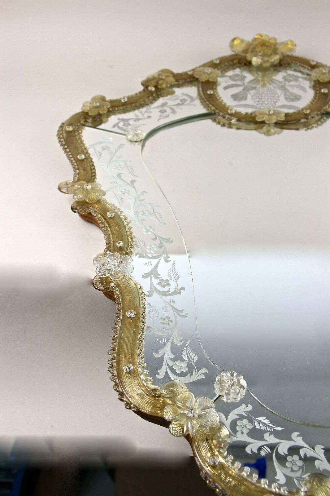 photo vintage Mid Century Murano Glass Wall Mirror With Gilt Glass Flowers, It Ca. 1950