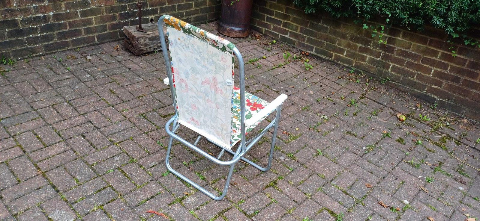 Vintage Retro 70s Sprung Deckchair. Folding. Made In Czechosolvakia. Funky Floral Decoration. photo buy