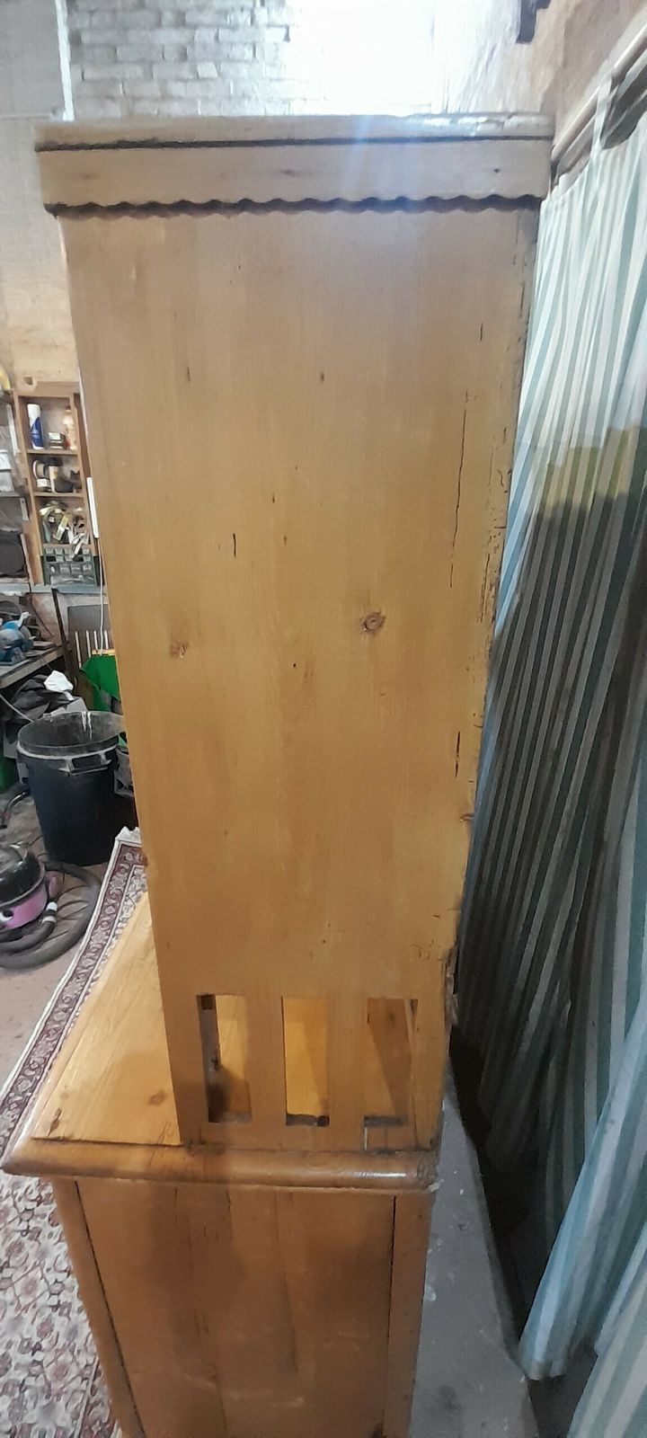 photo vintage Antique East European Pine Dresser
