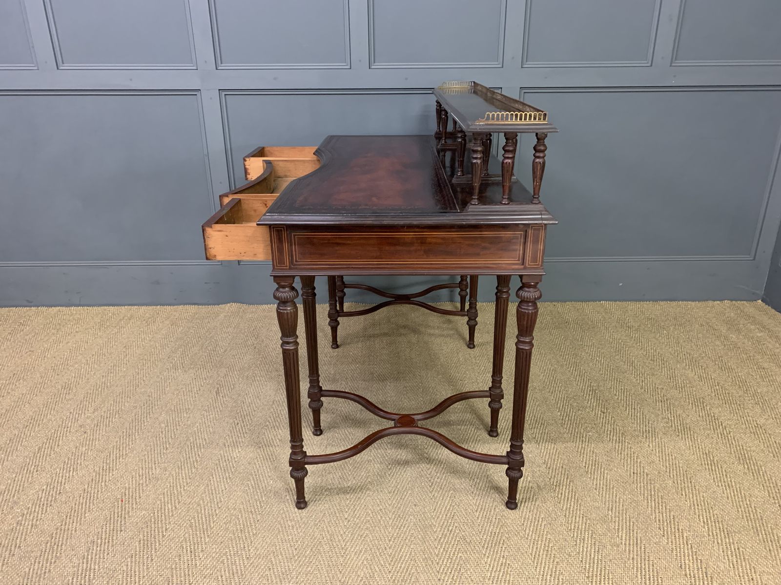 photo vintage Inlaid Mahogany Writing Desk By Collinson And Lock